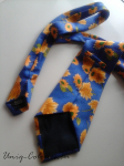 Blauwe-vintage-stropdas-met-gele-bloemen.jpg