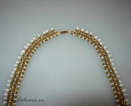 Goudkleurigwit-krant-kralenketting.jpg